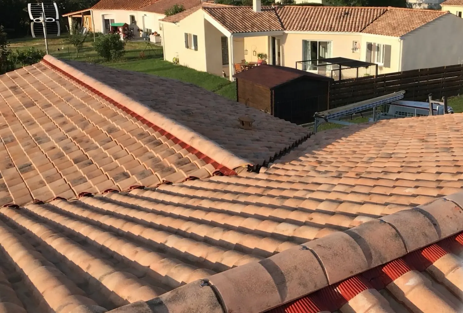 Détection et localisation de fuites de toiture par caméra thermique et tests d'infiltration
